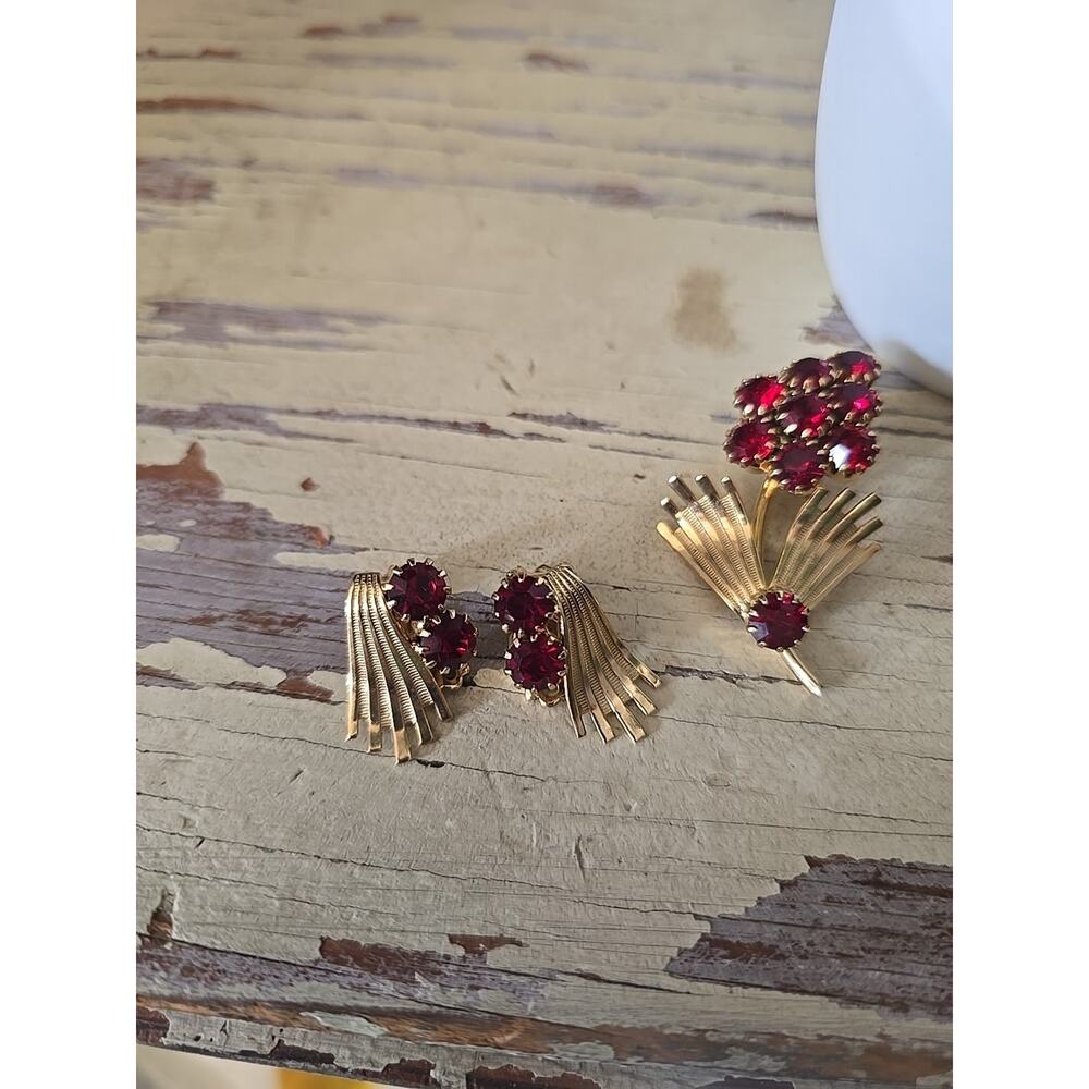 Vintage Ruby Red Rhinestone Flower Brooch Earring Set Gold Tone Mid Century MCM - Picture 2 of 5